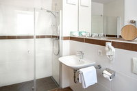 Bad mit begehbarer Dusche&hellip;