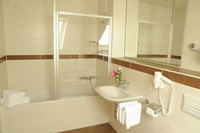 Badezimmer mit Badewanne&hellip;