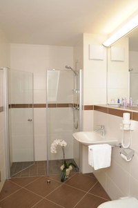 Badezimmer mit Dusche&hellip;