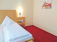 Viel Platz neben dem Bett für Ihren Rollstuhl Viel Platz neben dem Bett für Ihren Rollstuhl…